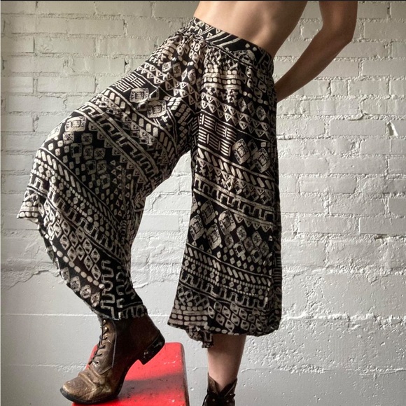 Silence + Noise Black and White Patterned Women's Shorts - Picture 2 of 3